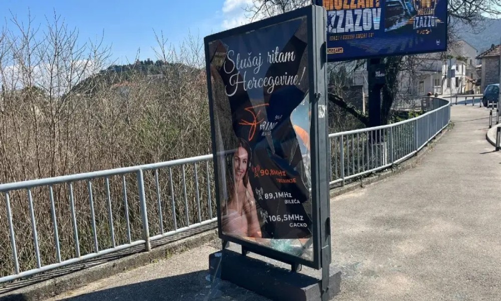 Protiv Bilećanina podnesena prijava: Razbio reklamni pano u Trebinju