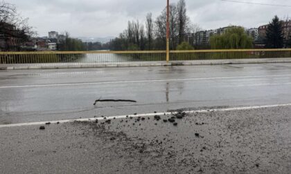 Poslije snijega, “rodile” rupe: Vozači upozoravaju – izgubićemo glavu! FOTO