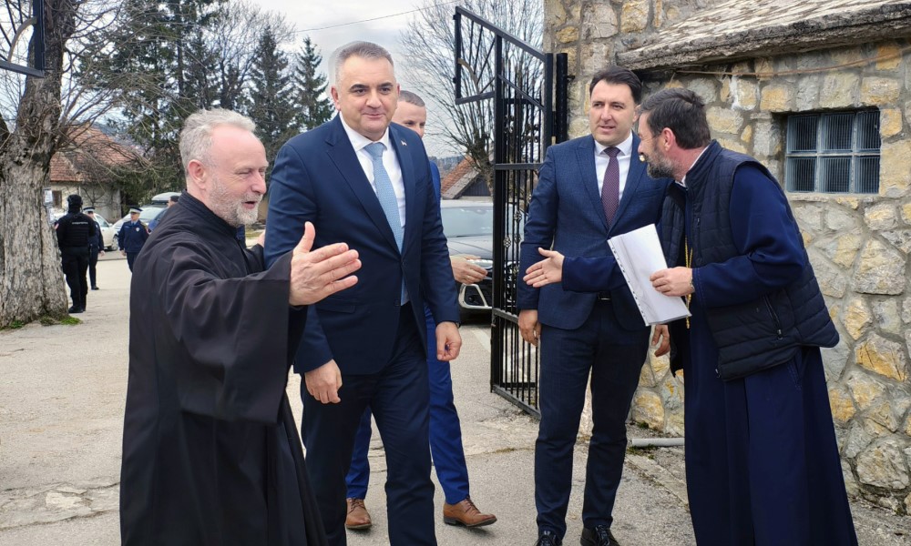 Premijer obišao crkvu Svetog proroka Ilije: Sa sveštenicima dočekao ga i Bašević