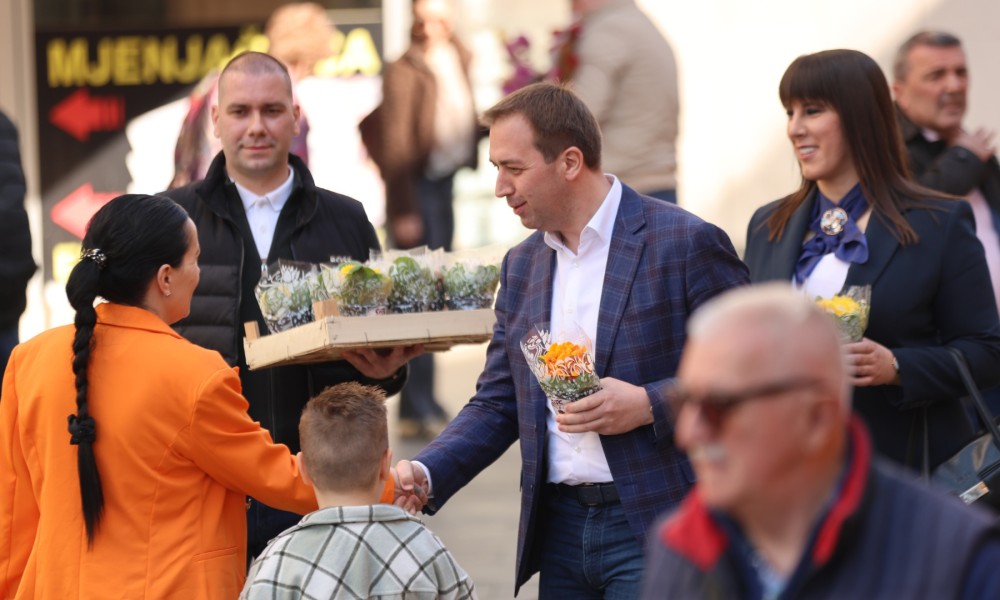 Selak dijelio cvijeće damama u Banjaluci: Žene su oslonac svake porodice FOTO
