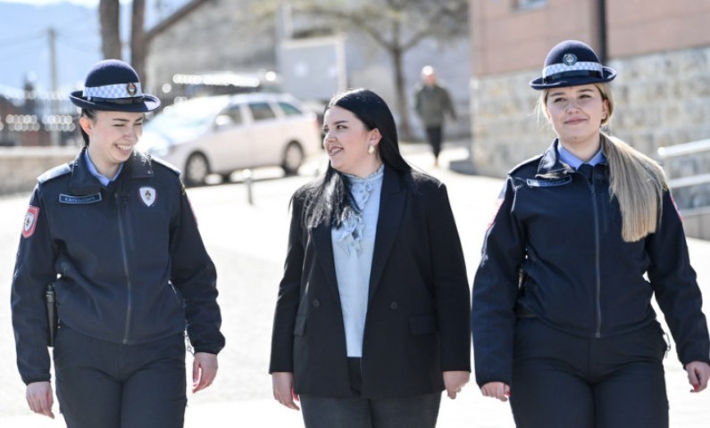 Nastavljaju porodičnu tradiciju: Sestre u plavoj uniformi gaze očevim stopama