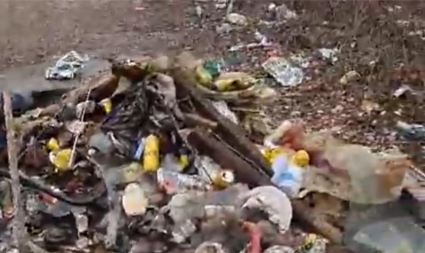 Apel nadležnima da reaguju: Smeće preplavilo magistralni put Banjaluka-Teslić VIDEO