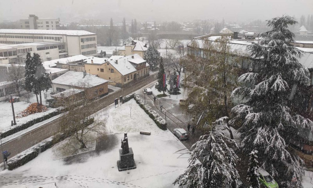 Zima izgurala proljeće: Martovsko jutro u Banjaluci donijelo snijeg