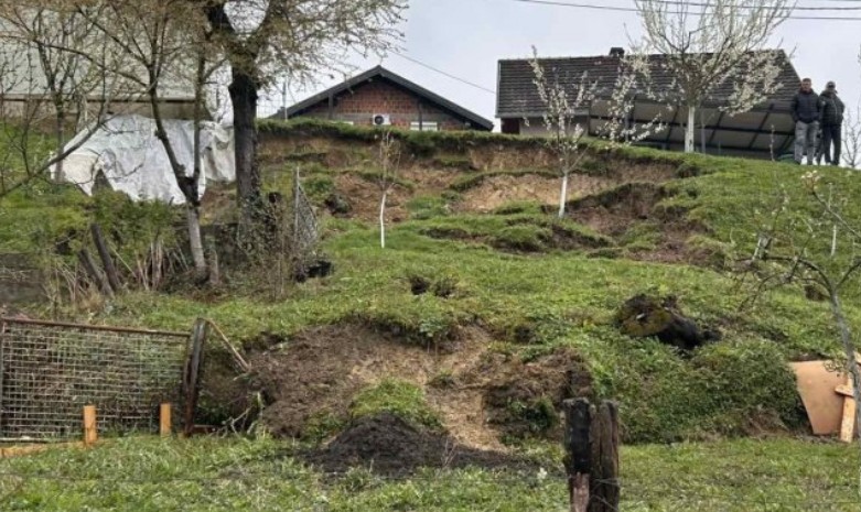Banjalučko naselje ugroženo klizištem: Žena treći dan zarobljena u kući FOTO
