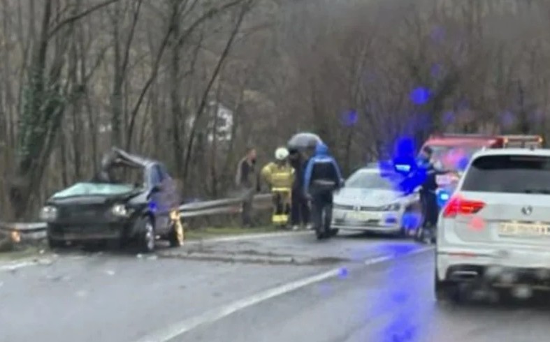 Vozač izgubio život: Stravičan sudar automobila i teretnog vozila