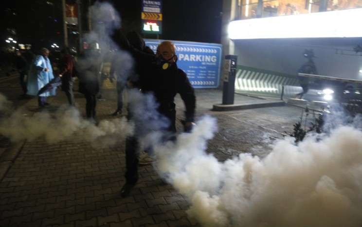 Haos u Tirani: Bačeni molotovljevi kokteli na Raminu kancelariju VIDEO