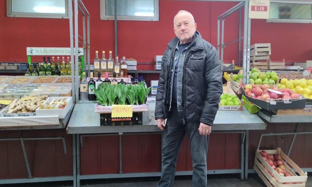 Zdrav je, ali ima jednu “caku”: Dalmatinac sa banjalučke Tržnice otkrio sve o sremušu FOTO