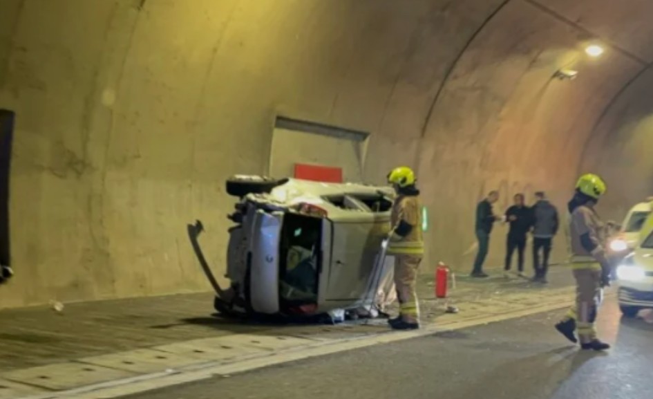Prevrnuo se automobil u tunelu: Jedna osoba povrijeđena, saobraćaj usporen