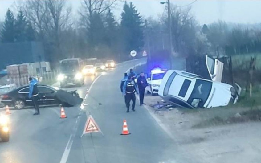 Teška saobraćajka: Jedan automobil smrskan na cesti, drugi završio u jarku