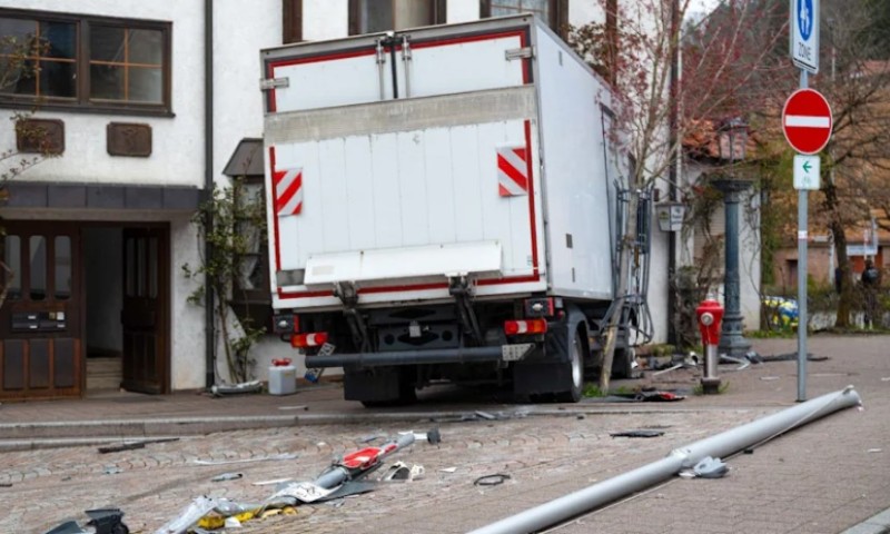 Vozač izgubio kontrolu nad vozilom: Kamionom usmrtio majku i dijete