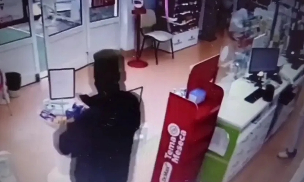 Incident zabilježen kamerama: Maskirani razbojnik upao u apoteku pred dvije radnice
