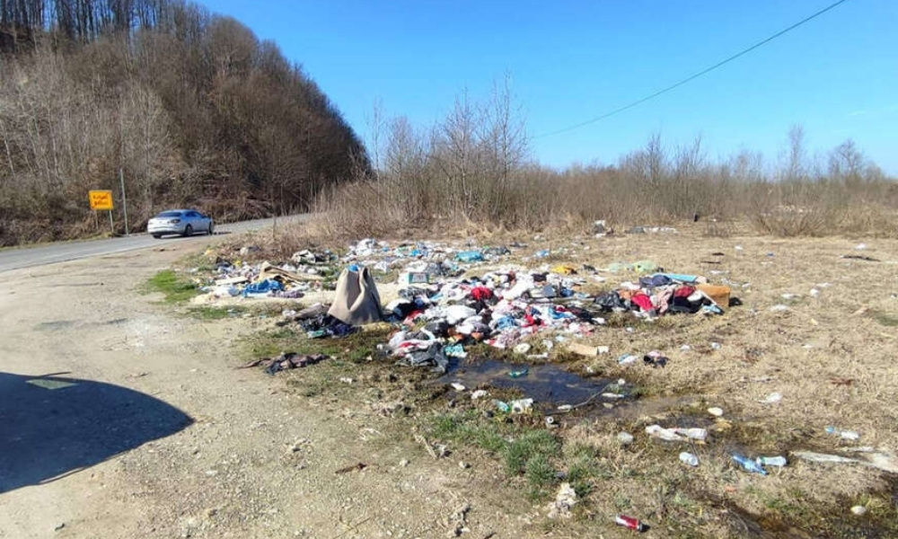 Ulaz u selo zatrpan smećem i mrtvim životinjama: Mještani više od 20 godina bez rješenja