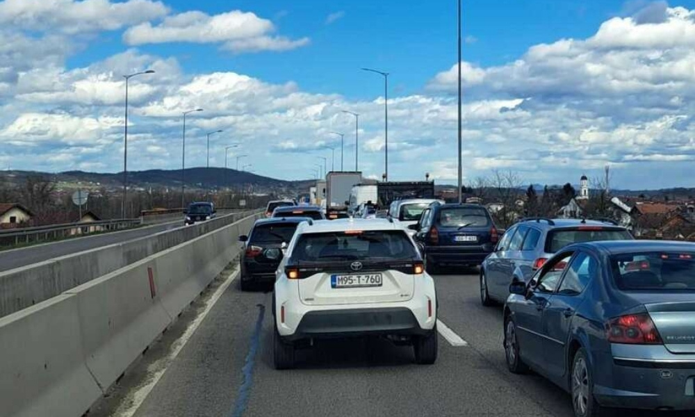 Velike gužve na brzoj cesti: Kolone vozila kod Glamočana nakon saobraćajne nezgode