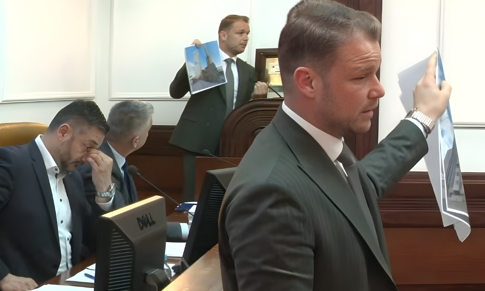 Stanivuković pokazivao London: Odbornici se hvatali za glavu dok je mahao fotografijama FOTO/VIDEO