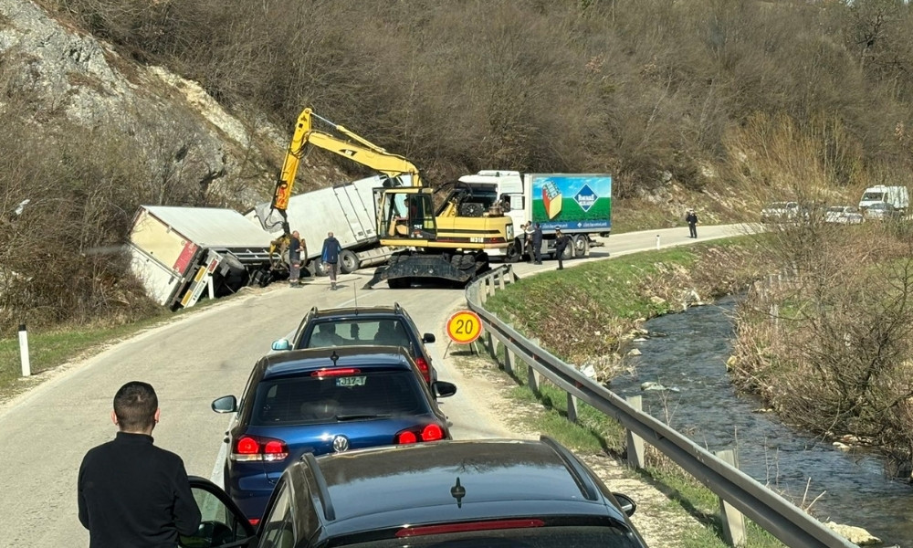 Kamion završio u kanalu na putu ka Mrkonjić Gradu: Izvlačenje vozila usporilo saobraćaj