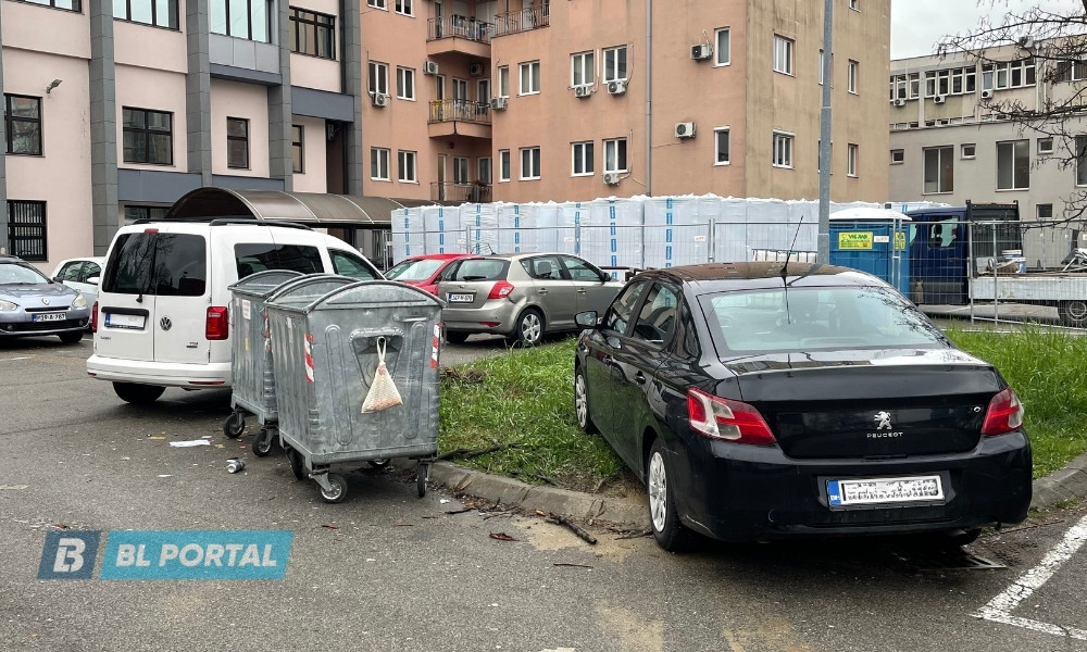 Pravilo je da pravila nema: Kontejneri i auta napravili poligon kod Borčevog stadiona