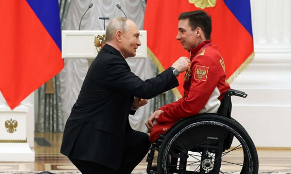 Snimak obišao svijet: Putin kleknuo dok je uručivao orden paraolimpijcu