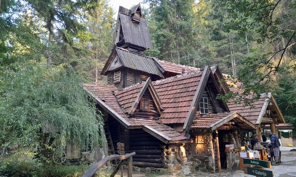 Proljeće oživjelo Zelenkovac: Planinsko izletište kod Mrkonjić Grada ponovo puno posjetilaca FOTO
