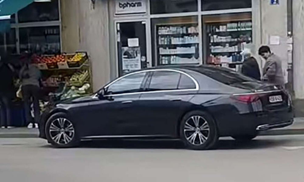 Sporan snimak iz Zvornika: Automobil ministra parkiran na vratima apoteke FOTO/VIDEO