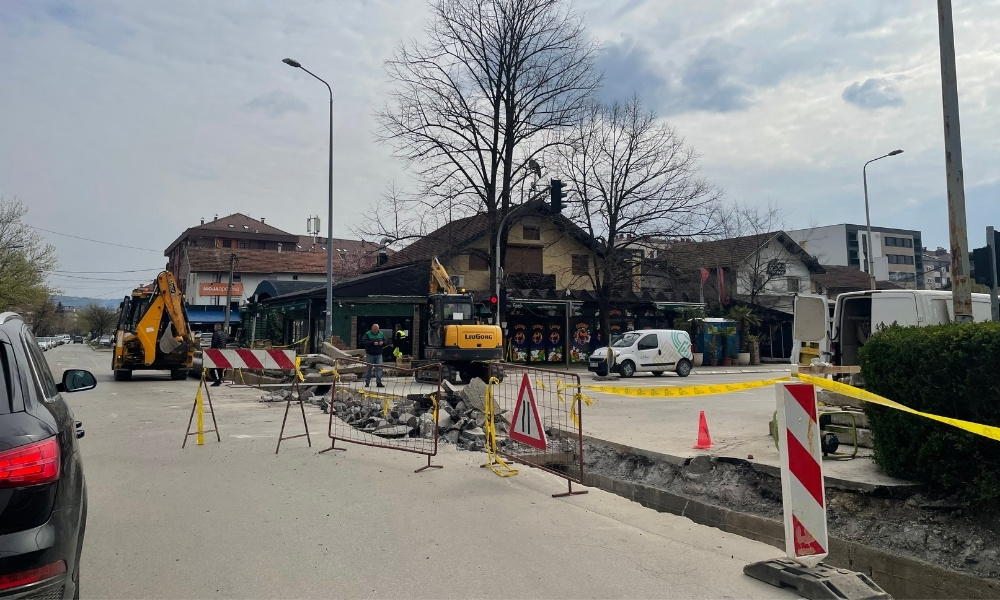 Radovi na vrelovodu u Banjaluci: Saobraćaj zatvoren na jednoj dionici, više naselja bez grijanja FOTO