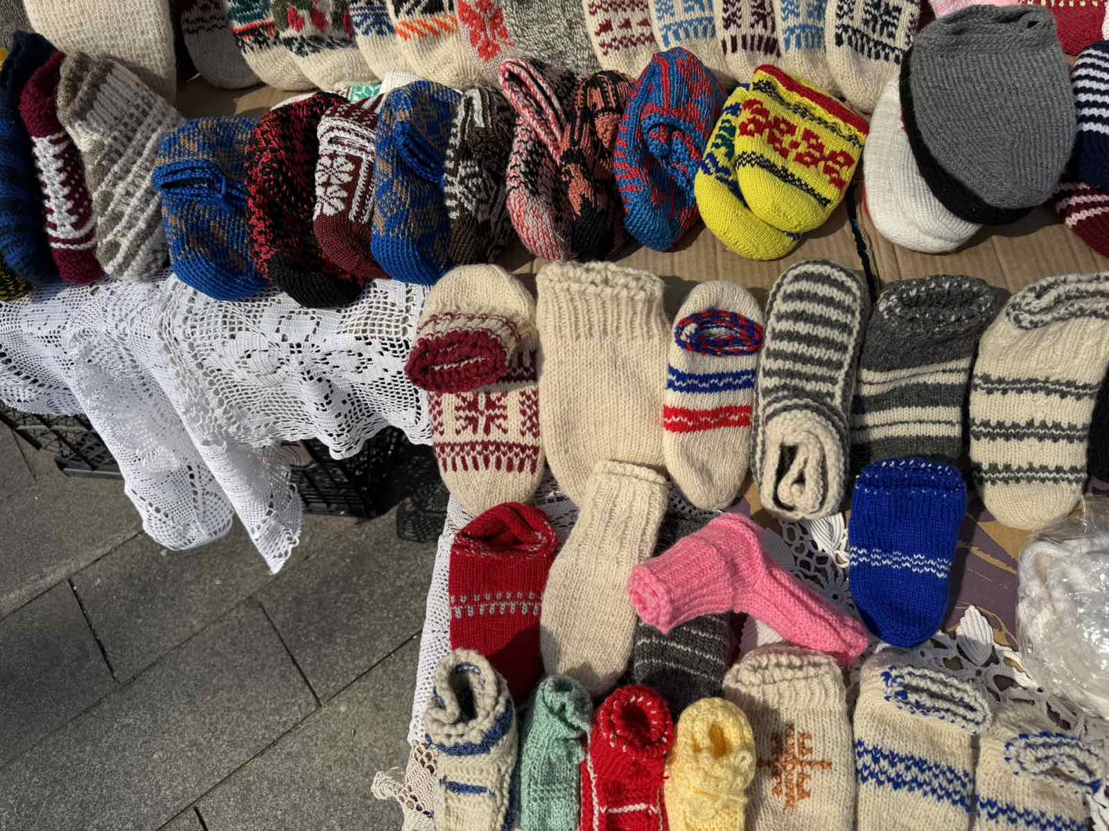 Dok termometar pokazuje 40, Banjalučani kupuju priglavke: Tradicija jača od ljetnih vrućina