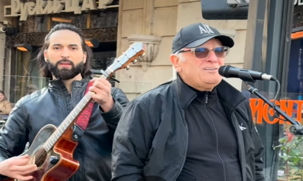 Duet sa uličnim sviračem: Željko Samardžić zapjevao u Knez Mihailovoj VIDEO