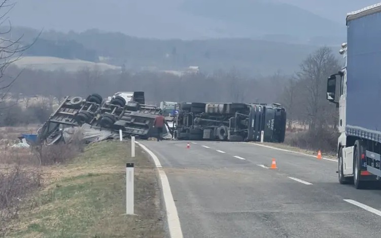 Teška saobraćajna nesreća u BiH! Kamion se prevrnuo nasred puta