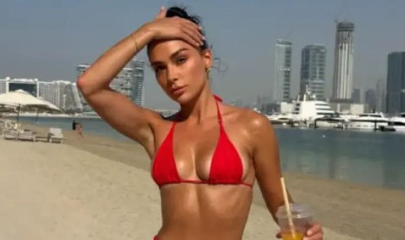 Sunča se na plaži dok iza nje kulja dim: Anja Bla ne mari za dešavanja oko sebe FOTO