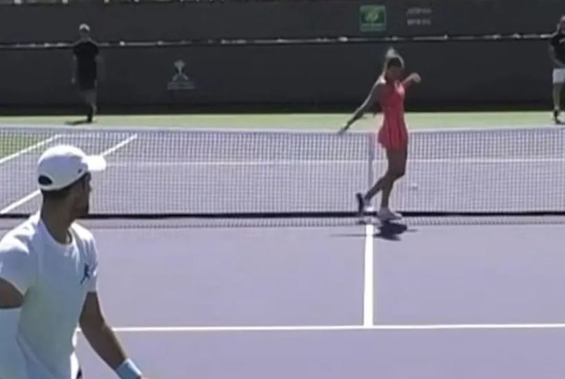 Sabalenka prekinula trening Ðokovića: Manekenski prošetala, Novak je gađao lopticom uz smijeh VIDEO