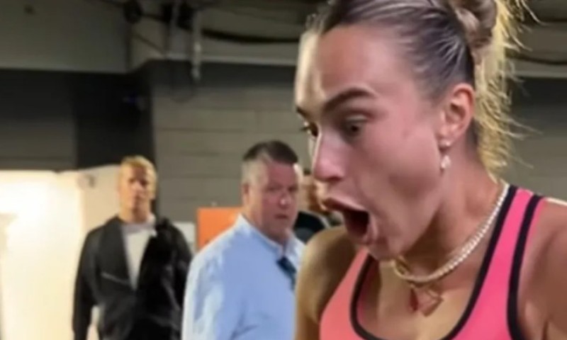 Luksuzno, nema šta: Arina Sabalenka probala zlatni hot-dog koji košta 100 dolara VIDEO