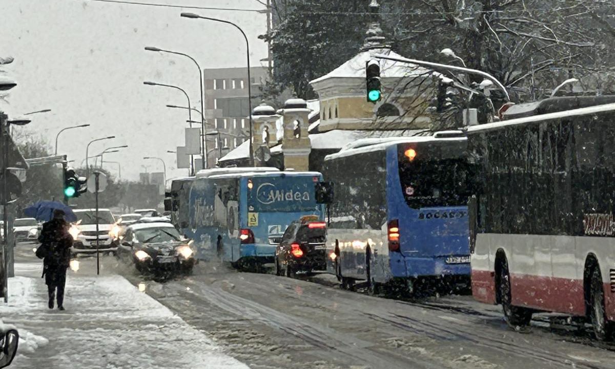 Požurili kod vulkanizera da izbjegnu gužve: Snijeg “kaznio” vozače u Banjaluci