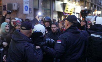 Tenzije ispred Rektorata u Beogradu nakon pretresa: Naguravanje građana i policije VIDEO