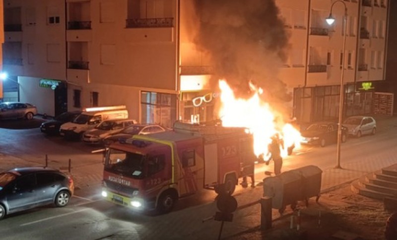 Detalji drame u Bijeljini: Gorjela tri automobila, detonacija uznemirila stanare