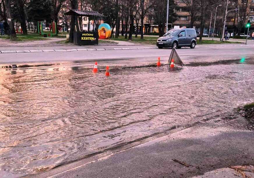 Pukla cijev: Dio banjalučkog naselja pod vodom, građani gledaju i ne vjeruju VIDEO