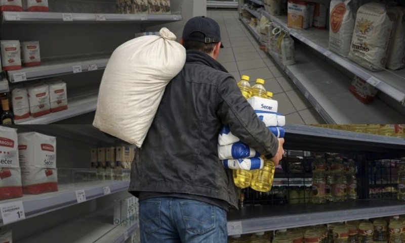 Rastu tenzije! Građani u BiH gomilaju zalihe: Prazne se police brašna, ulja, šećera…