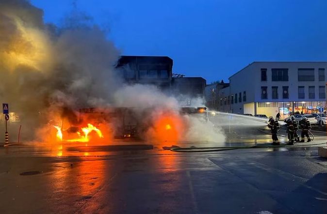 Detalji haosa u Švajcarskoj: Muškarac ušao u autobus, polio se benzinom i zapalio, ima mrtvih FOTO/VIDEO
