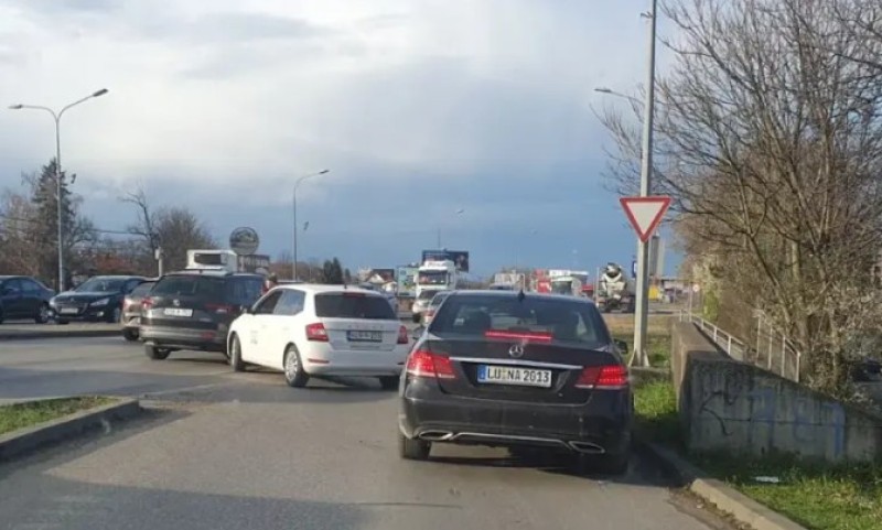 Gužva u ovom dijelu Banjaluke: Sudar dva vozila u kružnom toku