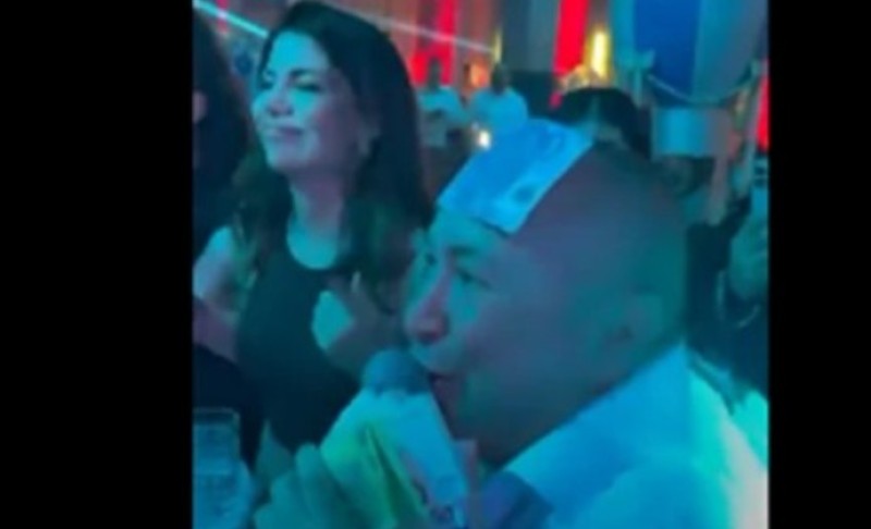 Atmosferu digao do usijanja! Đaniju na čelo zalijepili 500 evra, a u ruci jedva drži pare