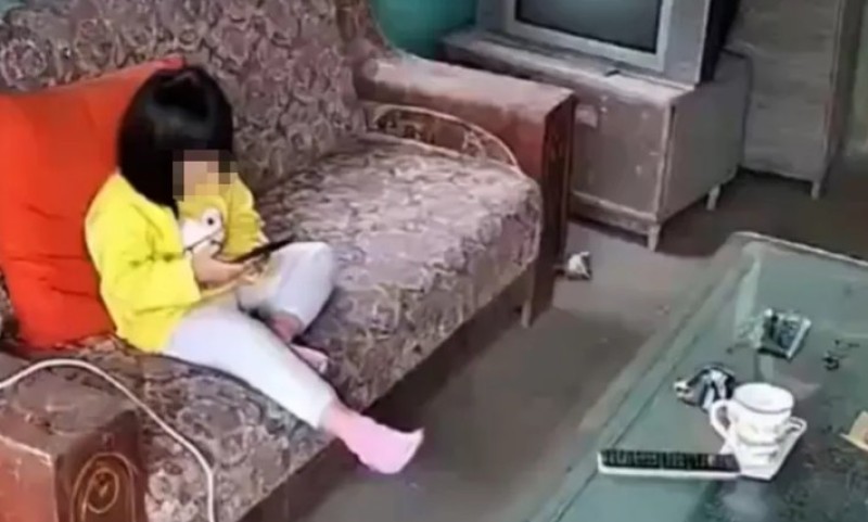 Telefon eksplodirao u rukama djevojčice: Ljudi gledaju u šoku, čuje se i pucketanje VIDEO