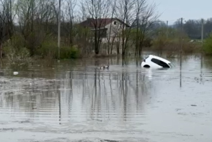 Drama u Prijedoru: Voda nosila auto i vozača VIDEO