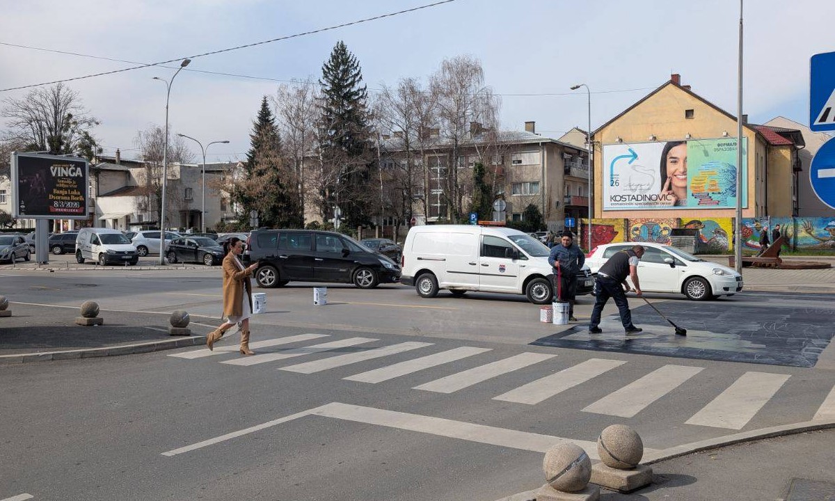 Oni crtaju, auta zuje: Ovako se obnavlja signalizacija u centru Banjaluke FOTO