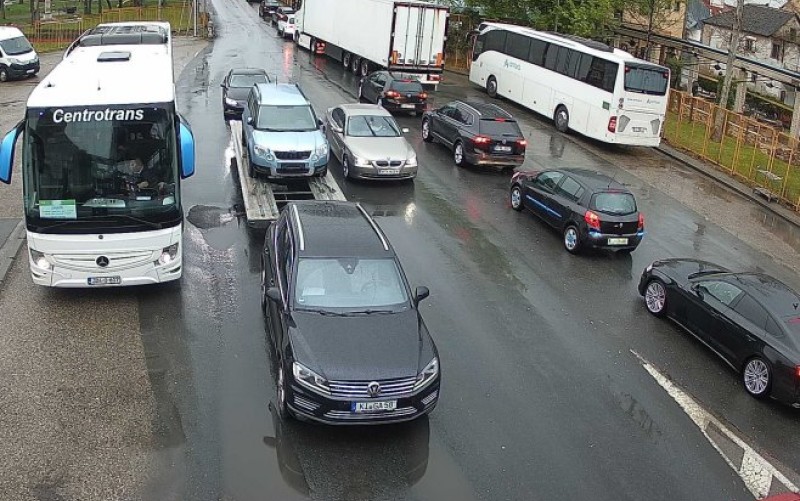 Pojačan intenzitet saobraćaja: Duga čekanja na prelazima na sjeveru