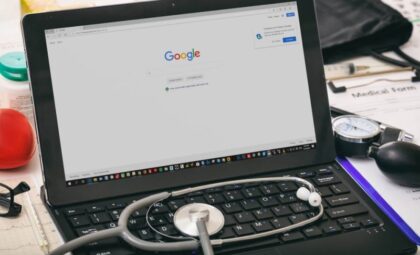 “Konsultacije” na internetu prije odlaska ljekaru: Feonomen “Dr Gugl” trese i Srpsku FOTO