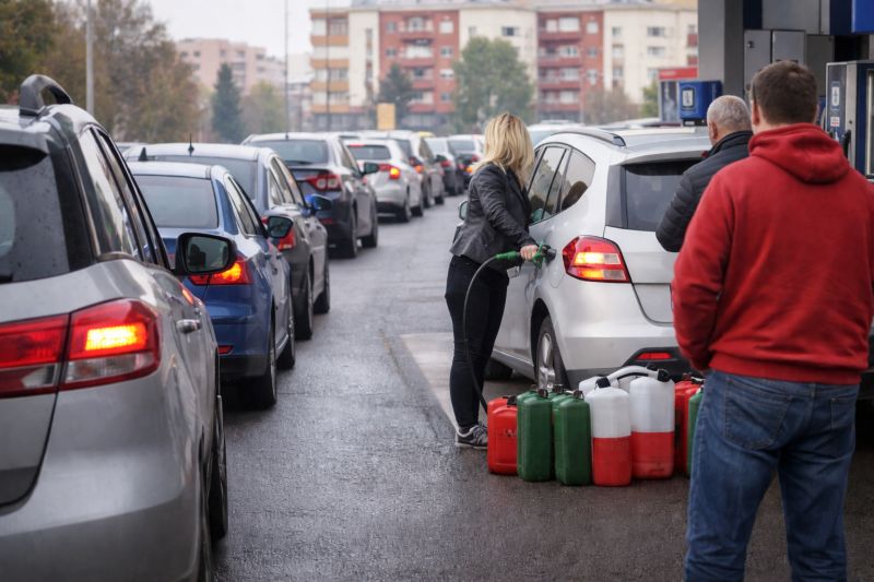 Kolone na pumpama širom BiH: Građani pune rezervoare i gomilaju gorivo u kanisterima, stručnjaci smiruju…