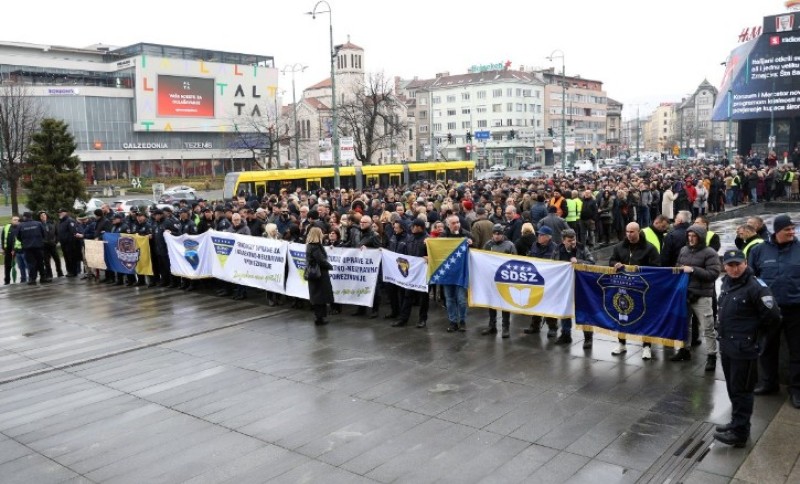 Nezadovoljstvo raste! Zaposleni na protestu ispred zgrade insitucija BiH