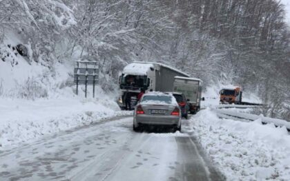 Snijeg pravi haos: Obustava saobraćaja na magistralnom putu Bijeljina – Tuzla VIDEO