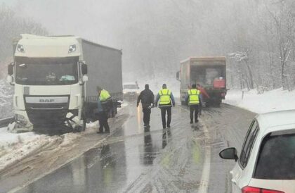 Snijeg donio probleme na putevima u BiH: Više saobraćajnih nesreća, kamioni ostaju zaglavljeni