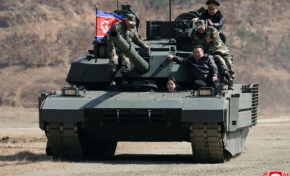 Otac sjedio iza: Kćerka Kim Džong Una vozila tenk tokom vojne vježbe