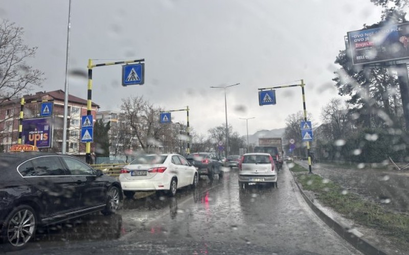 Nebo se smračilo: Led i kiša pogodili Banjaluku VIDEO