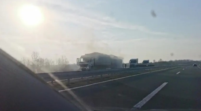 Čekaju se policija i vatrogasci: Zapalio se kamion na autoputu Banjaluka-Gradiška